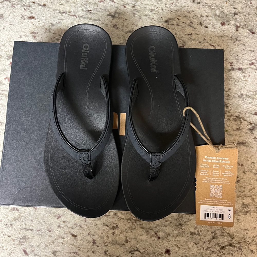 OluKai Black ‘Uiki Sandals